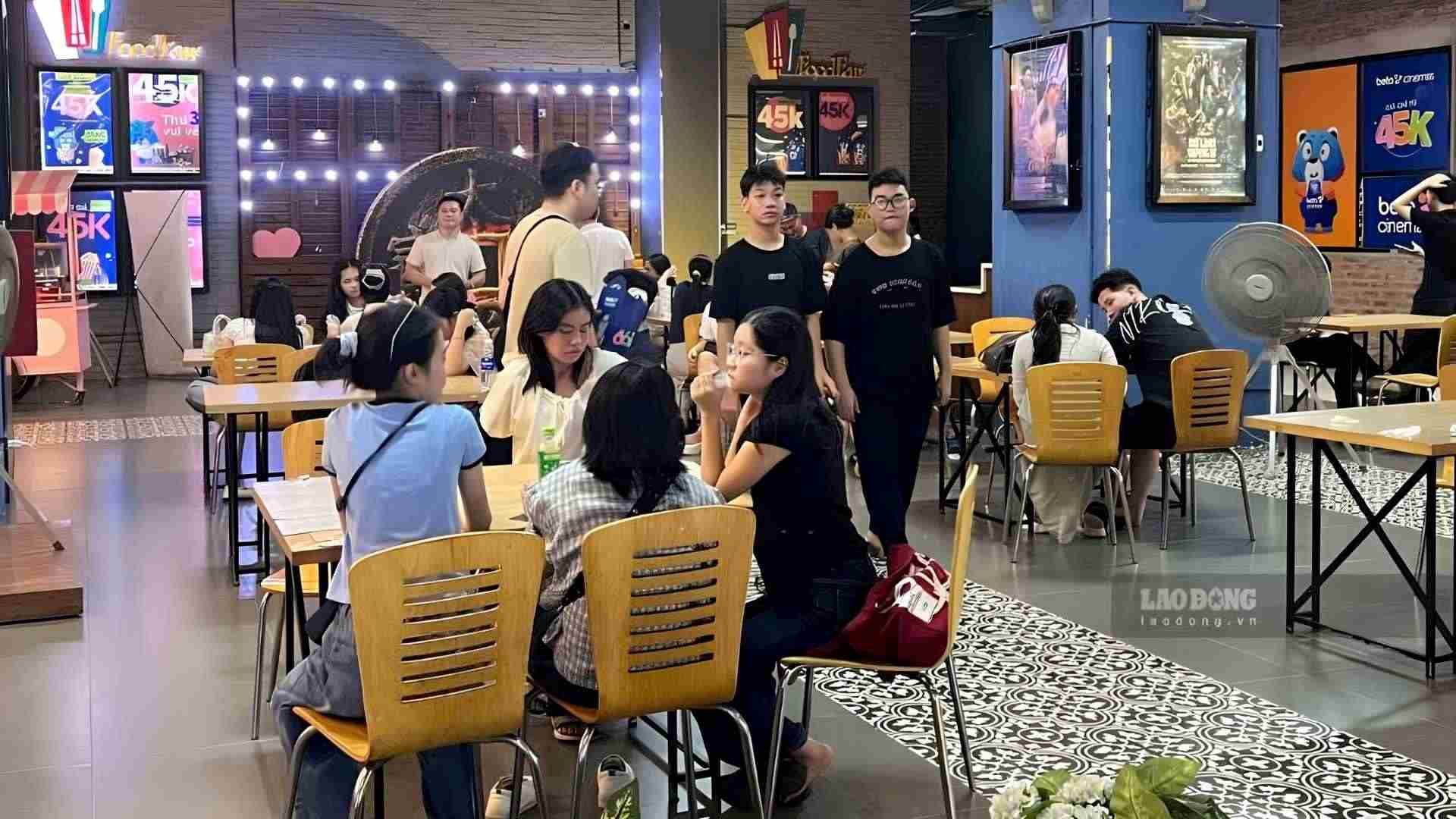 Dịp nghỉ lễ 2.9, rạp chiếu phim trở thành điểm hẹn giải trí quen thuộc của nhiều nhóm bạn trẻ. Ảnh: Minh Vũ