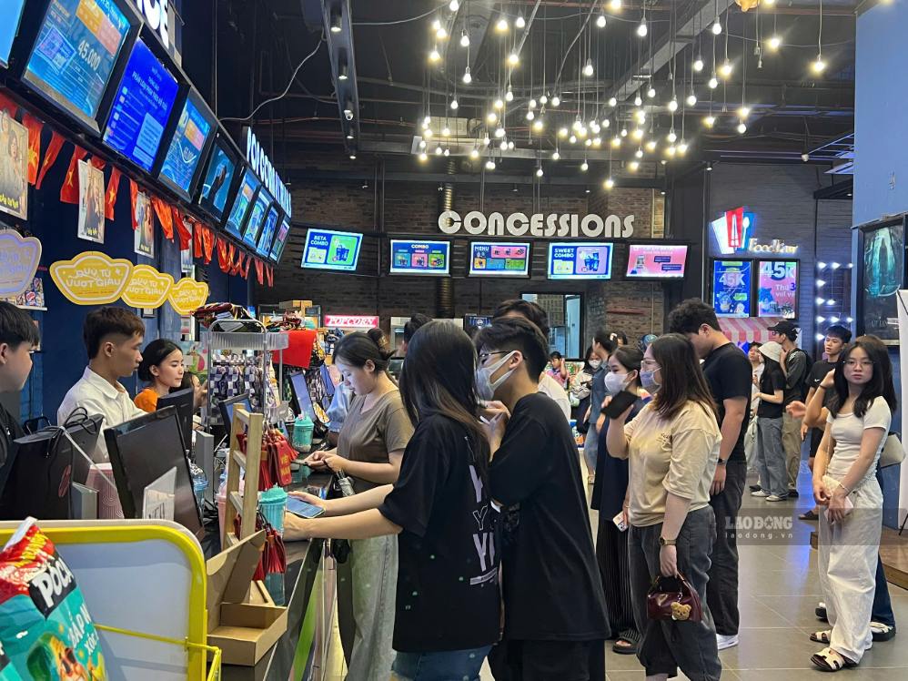 The atmosphere at cinemas is exciting as many audiences take advantage of the holiday to enjoy cinema. Photo: Minh Vu