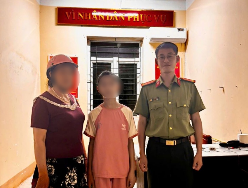 An Lac Commune Police, Bac Ninh province promptly supported the lost child to find his family again. Photo: Bac Ninh Provincial Police
