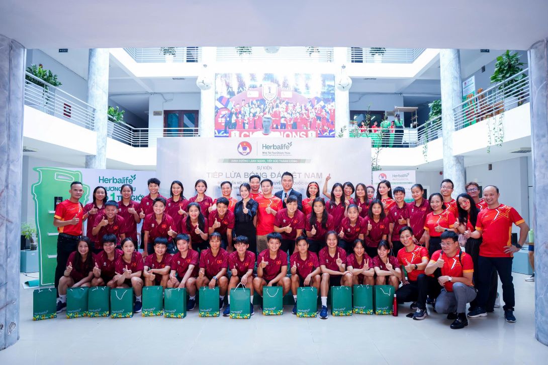 El programa "Avivando el fuego del fútbol vietnamita" tuvo lugar en Hanoi, brindando deseos y aliento a los equipos. Herbalife continúa acompañando la nutrición con los equipos vietnamitas. Foto: Empresa proporcionada