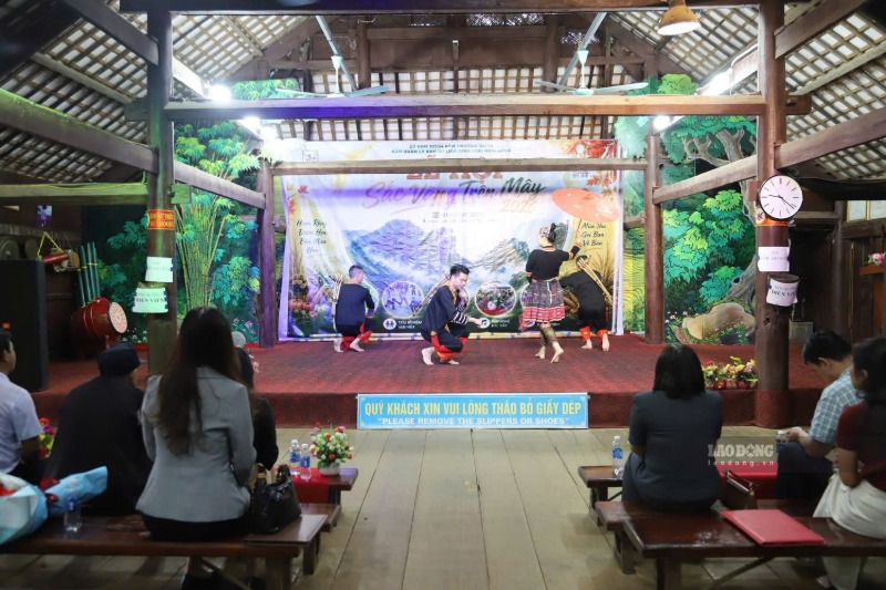 Tiết mục văn nghệ mang đậm bản sắc văn hóa các dân tộc vùng cao được trình diễn tại lễ hội. Ảnh: Mai Hoa