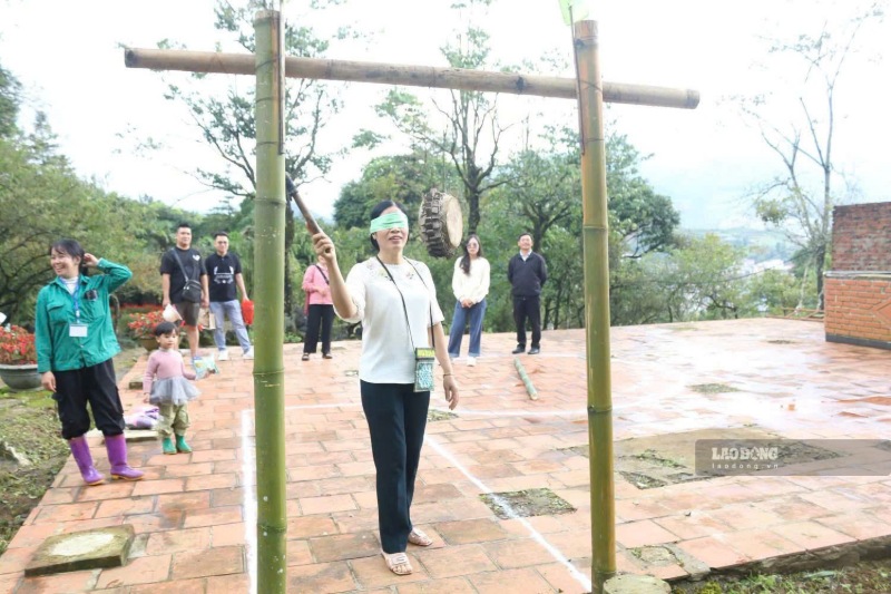 Du khách hào hứng tham gia trò chơi dân gian tại Lễ hội Sắc Vàng Trên Mây. Ảnh: Mai Hoa