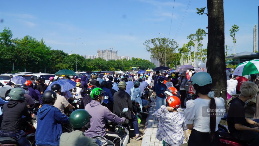 Dòng người nối dài tại Bảo tàng Lịch sử Quân sự Việt Nam. Ảnh: Minh Chính