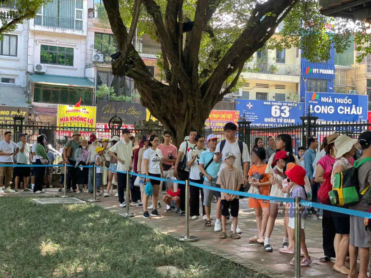 Khách xếp hàng vào tham quan Văn Miếu - Quốc Tử Giám tại Hà Nội. Ảnh: I La
