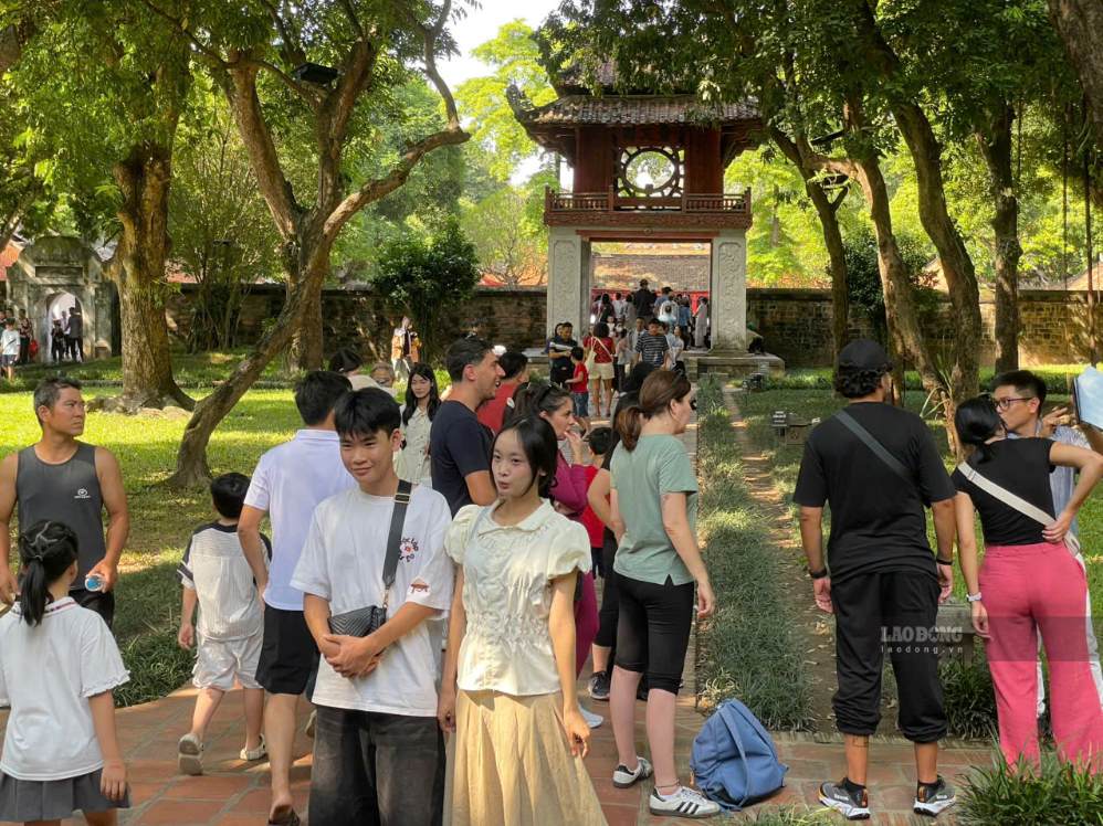 Crowded visitors at the Temple of Literature - Quoc Tu Giam. Photo: I La