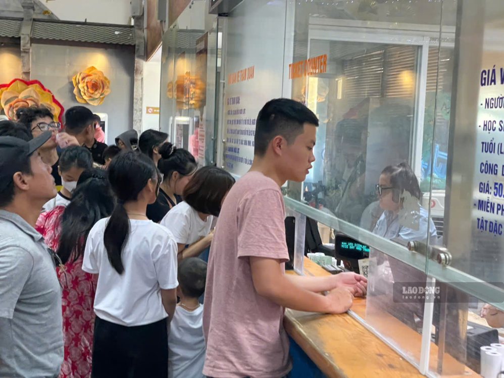 Quầy bán vé không ít người qua lại. Ảnh: I La