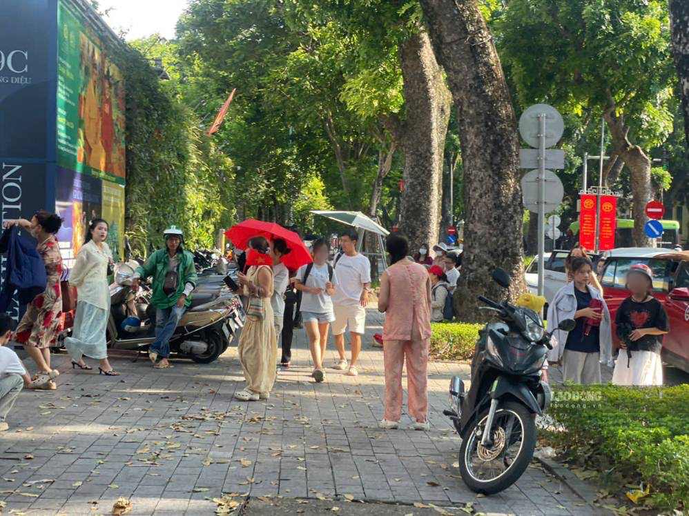 Khu vực cổng Hoàng thành Thăng Long cũng đông đảo khách ghé thăm. Ảnh: I La
