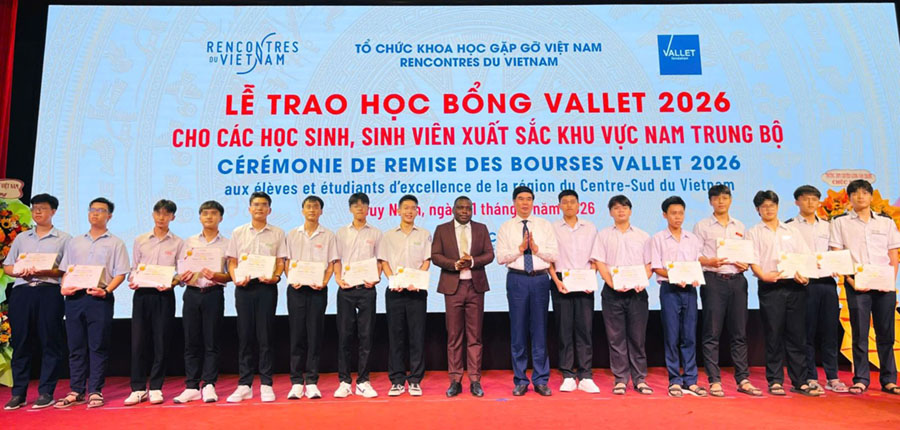 Dr. Esperan Padonou (brown vest) and Vice Chairman of Gia Lai Provincial People's Committee Lam Hai Giang award scholarships to excellent students. Photo: Gia Lai Provincial e-Portal