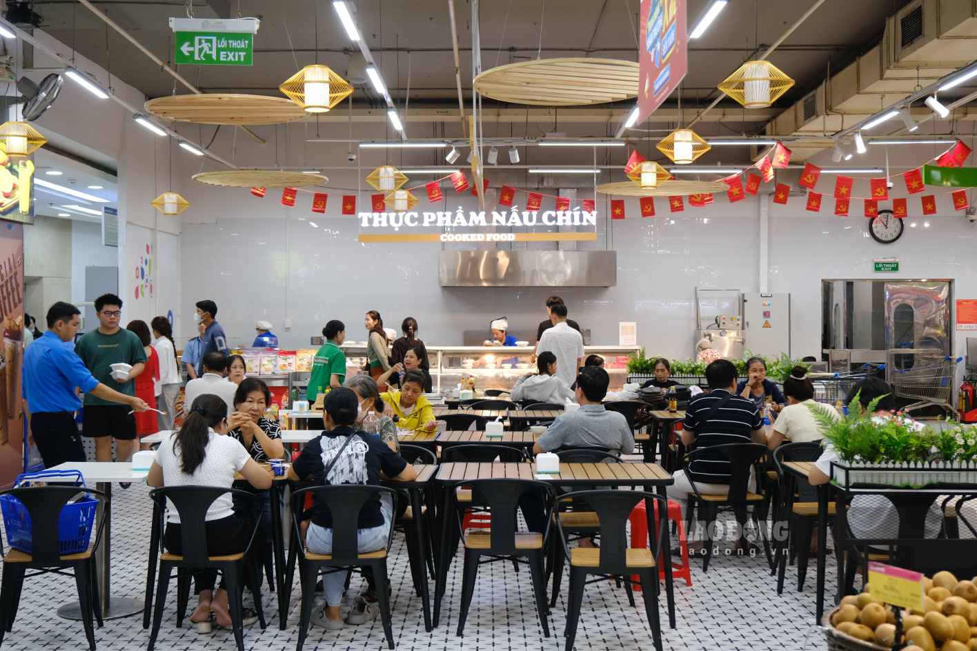 Nhiều gia đình tại Cần Thơ lựa chọn đến siêu thị, trung tâm thương mại dịp lễ vì có tích hợp khu vui chơi, ăn uống khá tiện lợi. Ảnh: Phong Linh