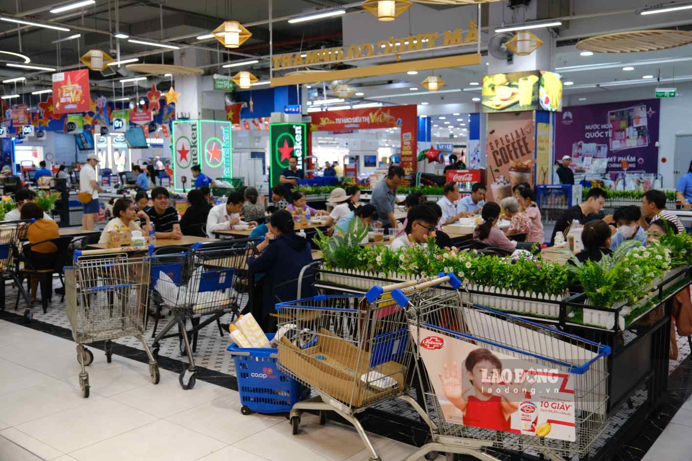 Supermarkets and shopping centers become priority destinations for many families in Can Tho during the holidays 2. 9. Photo: Phong Linh