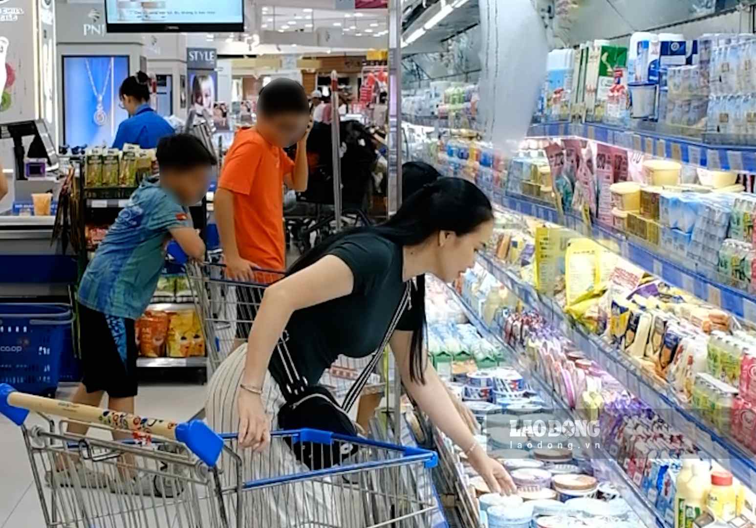 Chị Gấm đưa con đến siêu thị chơi dịp lễ 2.9 và tranh thủ mua sắm các nhu yếu phẩm cho gia đình. Ảnh: Phong Linh