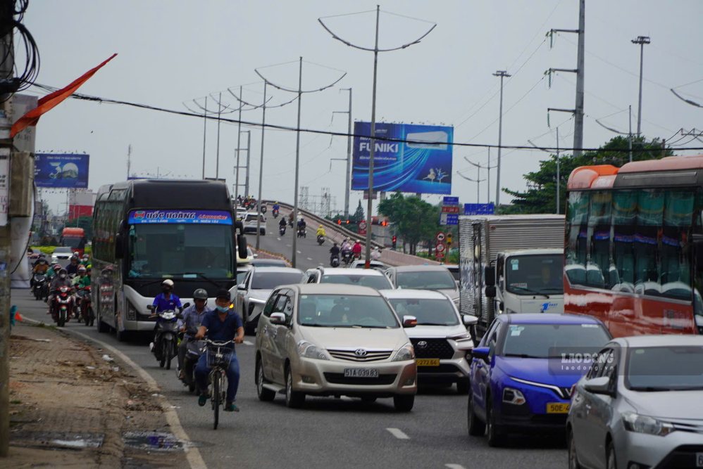 Giao thông tại cửa ngõ phía Tây TPHCM khá ổn định dù lượng phương tiện trở lại thành phố tăng cao. Ảnh: Nguyên Chân
