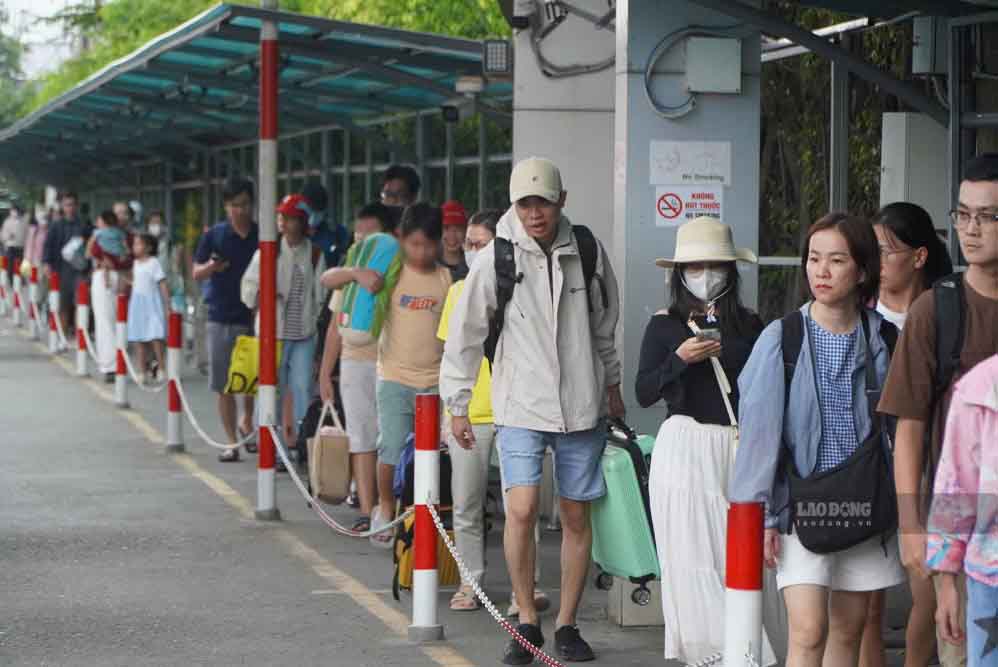 People bring their luggage back to Ho Chi Minh City early after the holiday 2. 9. Photo: Nguyen Chan