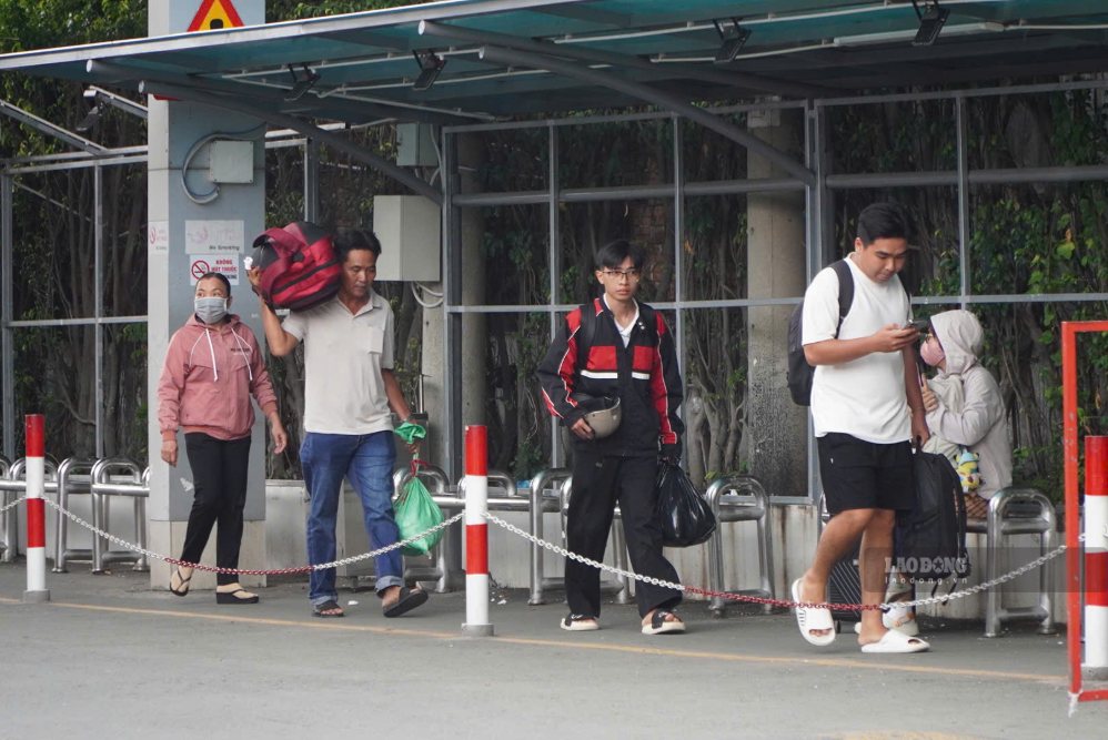 Hành khách xuống xe, mang theo hành lý rời Bến xe Miền Tây. Ảnh: Nguyên Chân