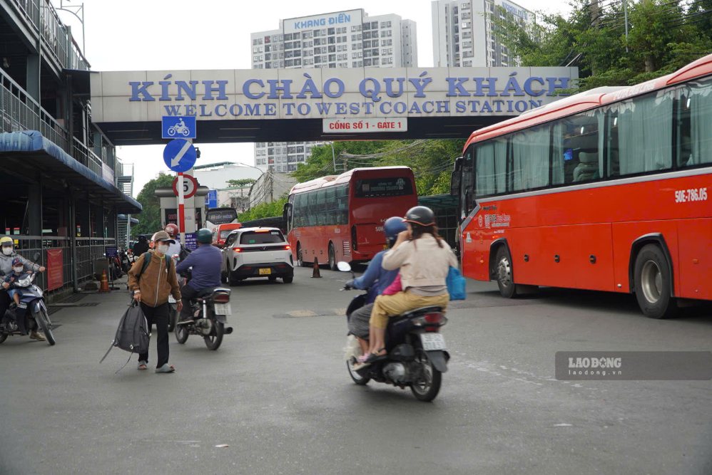 Xe khách liên tục cập Bến xe Miền Tây, đưa người dân từ các tỉnh trở lại thành phố. Ảnh: Nguyên Chân