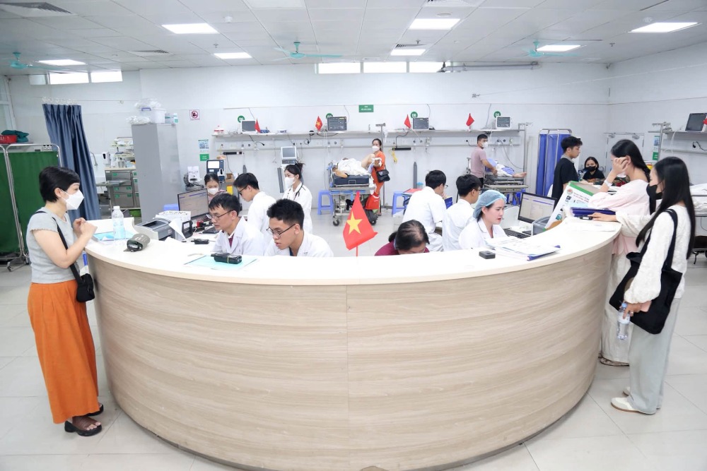 Trong ngày nghỉ lễ, hoạt động khám và xử trí người bệnh cấp cứu tại Bệnh viện Hữu nghị Việt Đức vẫn diễn ra bình thường. Ảnh: BVCC