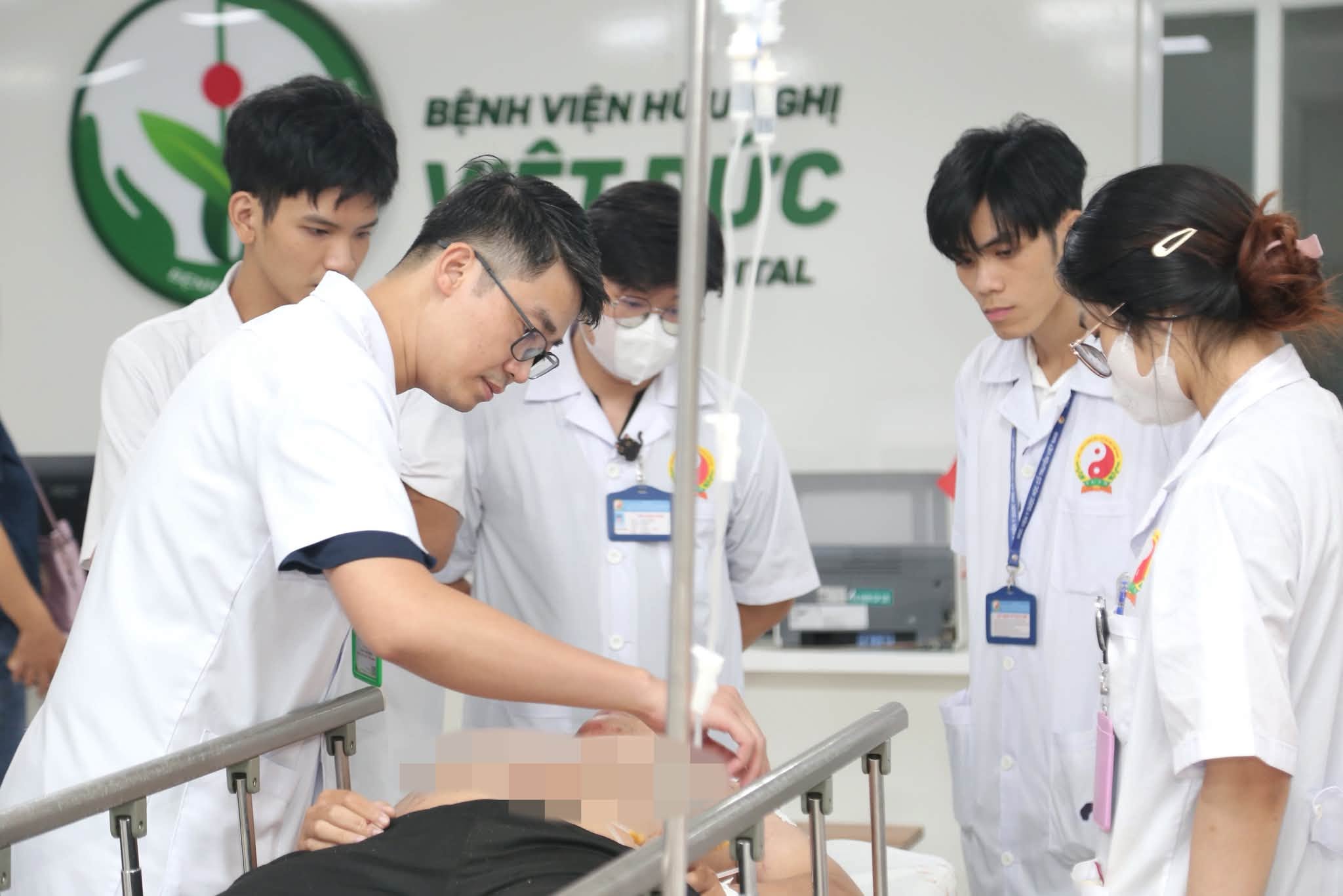 Các bác sĩ nhanh chóng đánh giá tình trạng người bệnh để đưa ra hướng xử trí tiếp theo. Ảnh: BVCC