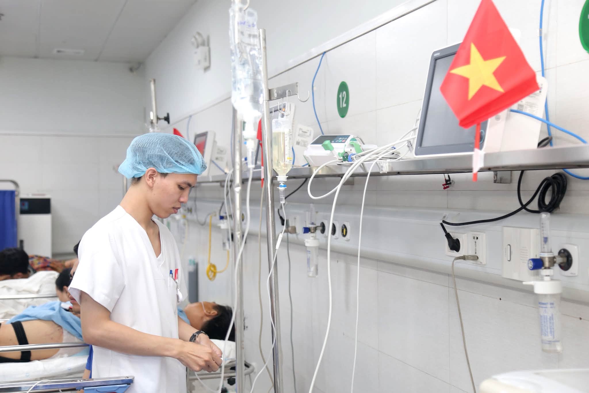 Phía sau một ca cấp cứu là nhiều công việc nối tiếp nhau, từ tiếp nhận, thăm khám, thực hiện kỹ thuật đến theo dõi… Ảnh: BVCC