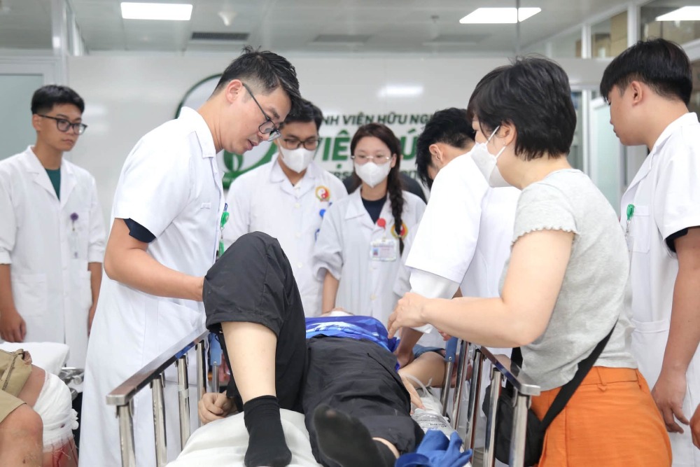 Bác sĩ trao đổi với điều dưỡng về diễn biến của người bệnh trong quá trình theo dõi. Ảnh: BVCC