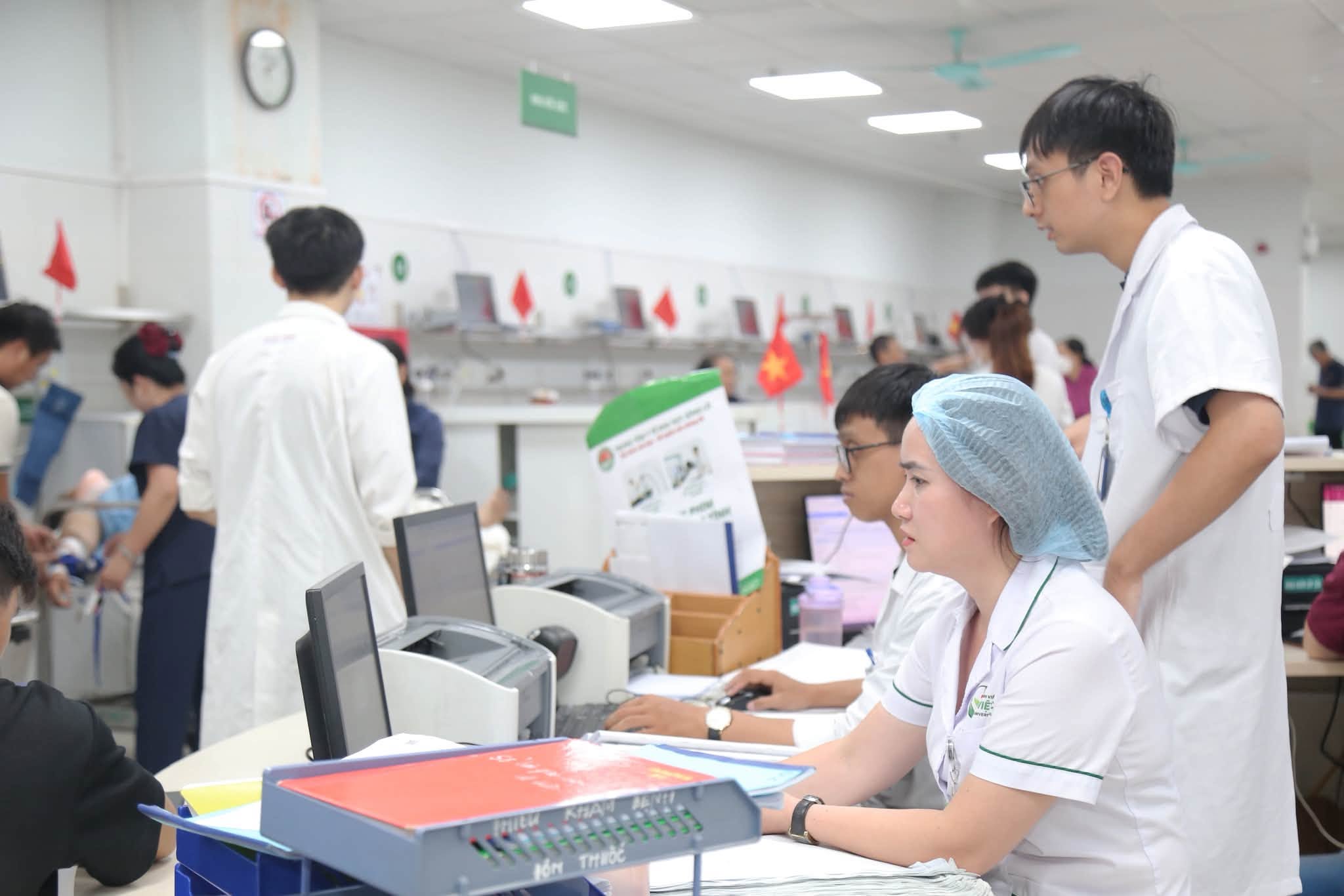 Bên trong Bệnh viện Hữu nghị Việt Đức mọi công việc vẫn diễn ra bình thường dù là nghỉ lễ. Nhân viên y tế cập nhật thông tin người bệnh trong hồ sơ và hệ thống theo dõi. Ảnh: BVCC