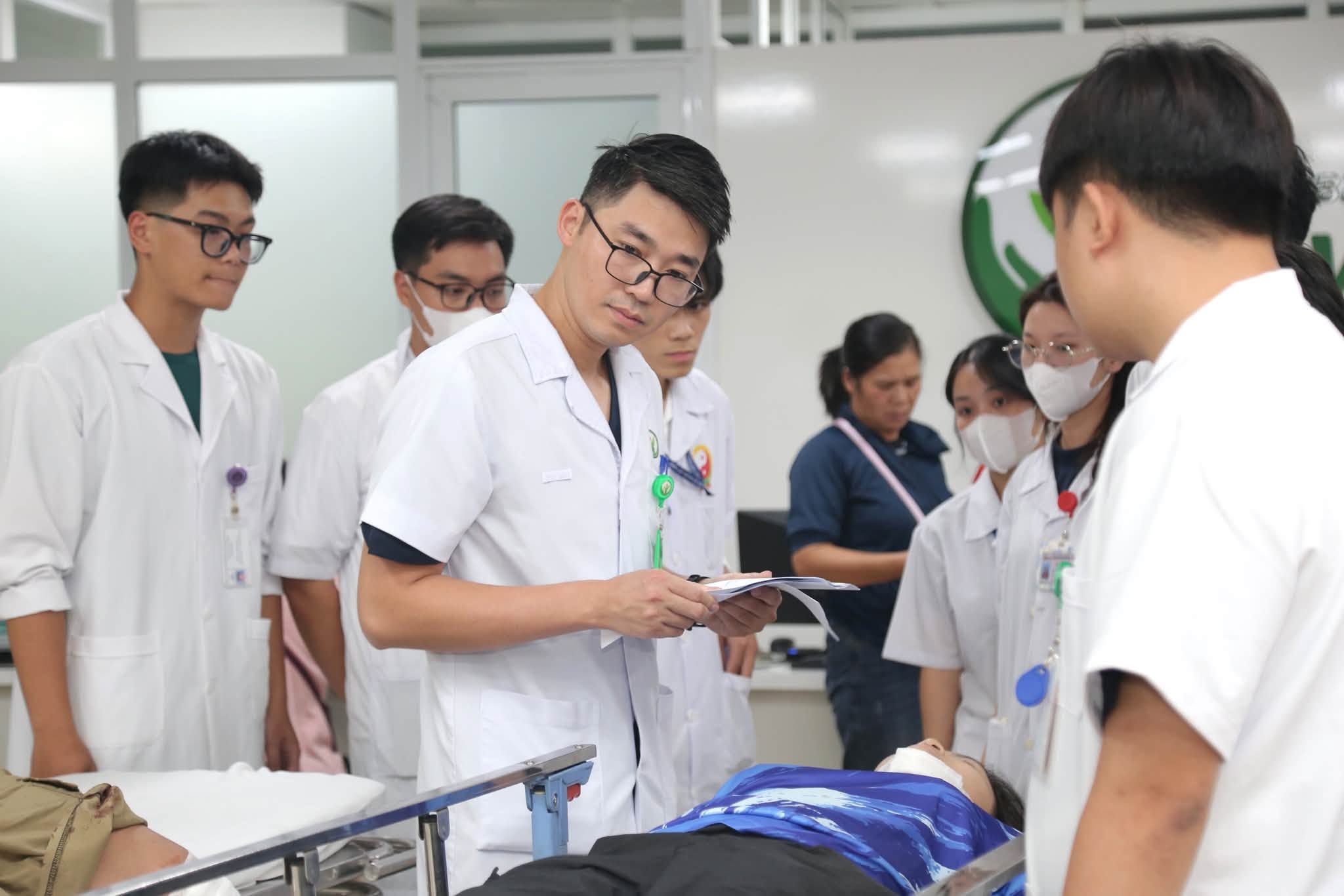 Bác sĩ trao đổi chuyên môn ngay tại khu vực Cấp cứu trong quá trình xử trí ca bệnh. Ảnh: BVCC