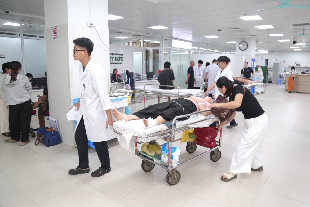Người bệnh được đưa đi thực hiện các cận lâm sàng cần thiết trong quá trình cấp cứu. Ảnh: BVCC