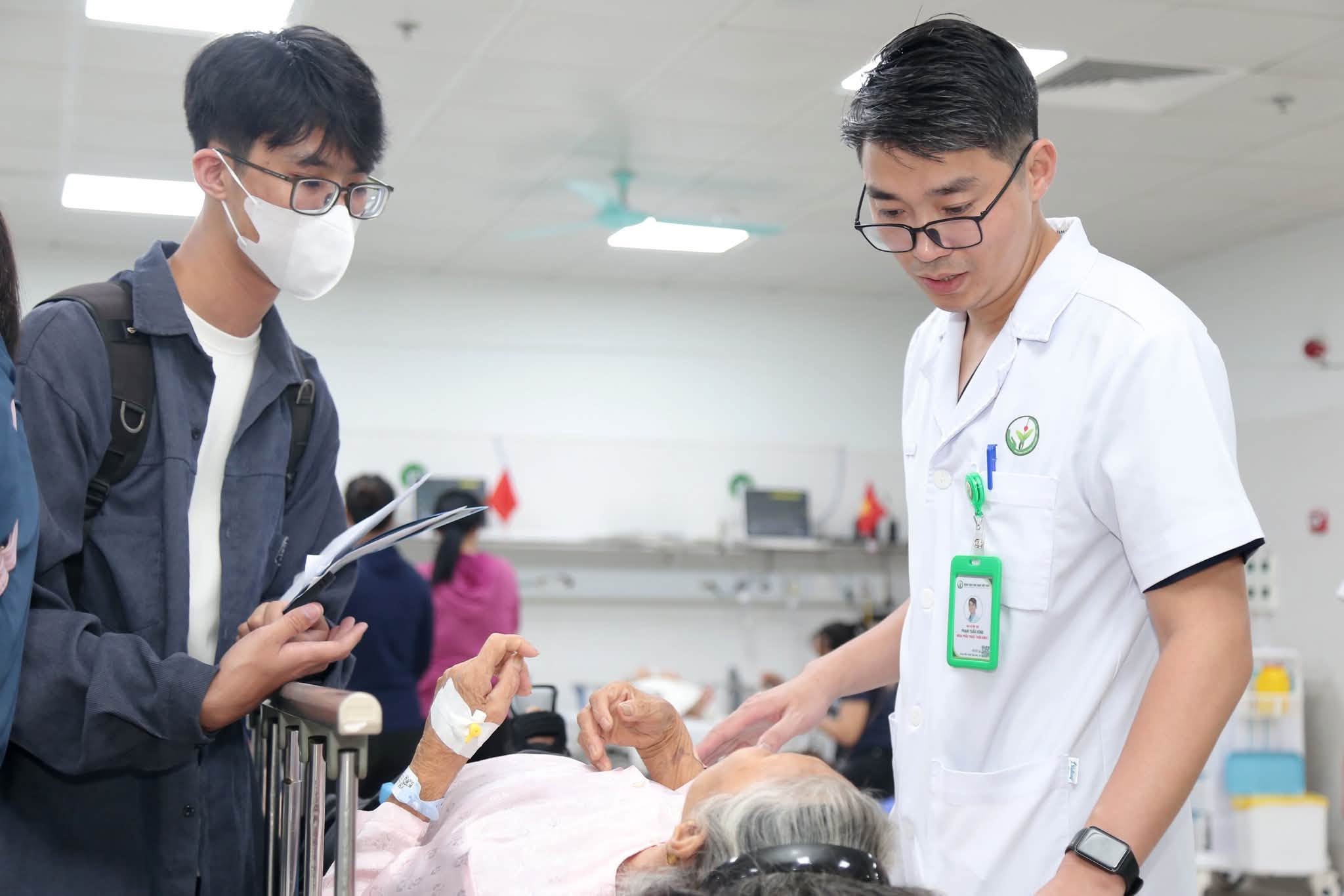 Bác sĩ giải thích cho người nhà bệnh nhân về tình trạng của người bệnh. Ảnh: BVCC