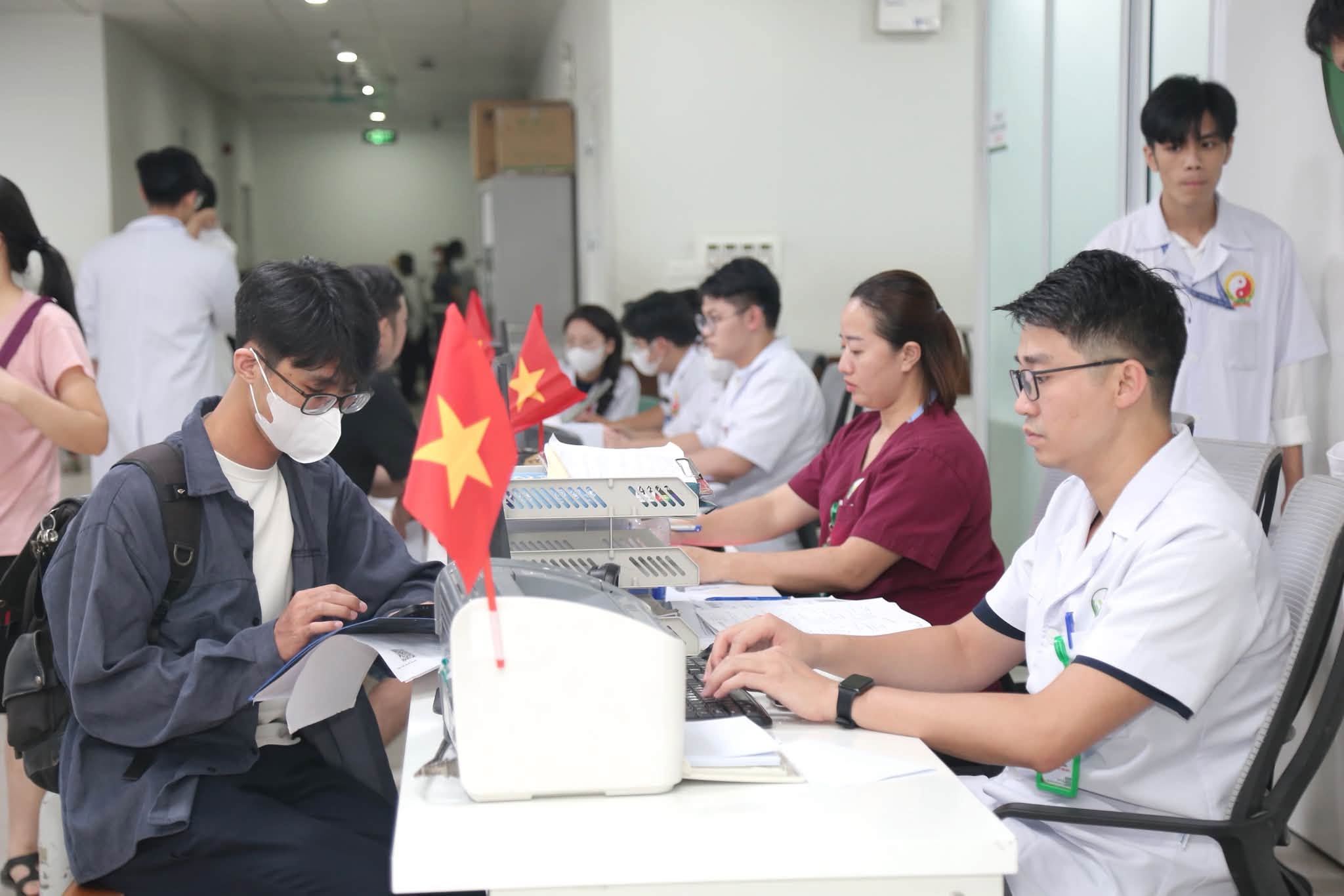 Nhân viên y tế tiếp nhận hồ sơ và cập nhật thông tin người bệnh. Ảnh: BVCC