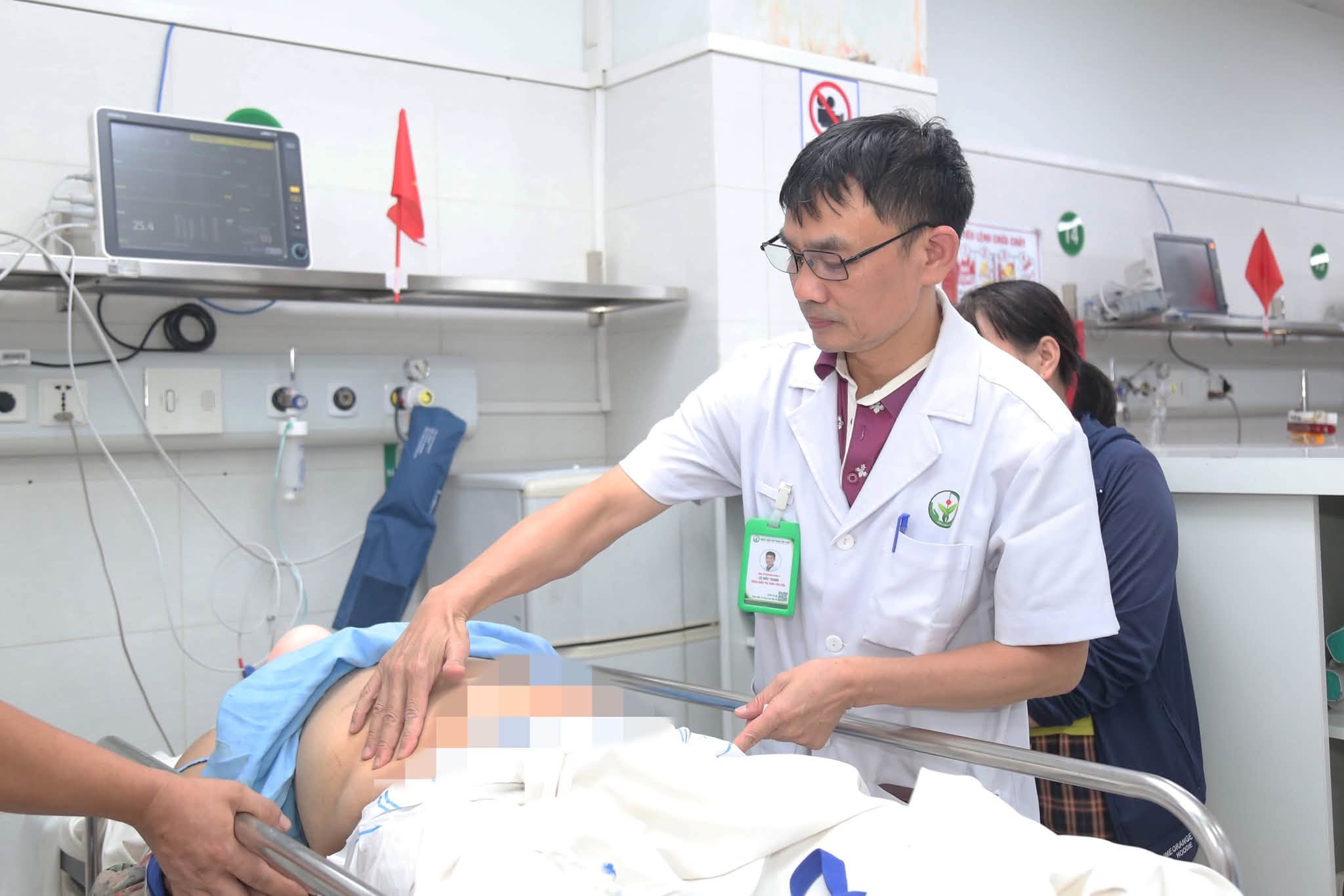 Nhân viên y tế theo dõi tình hình tại khu vực Cấp cứu trong ca trực. Ảnh: BVCC