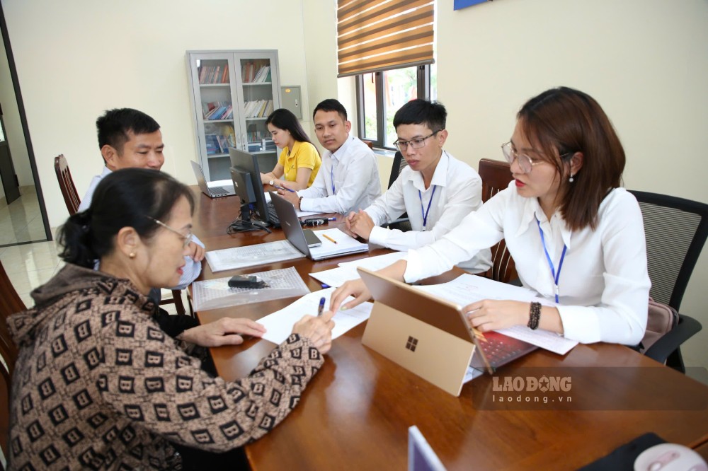 Continue to streamline the apparatus, associated with salary reform. In the photo, people are resolving administrative procedures in Cau Giay ward (Hanoi). Photo: Pham Dong
