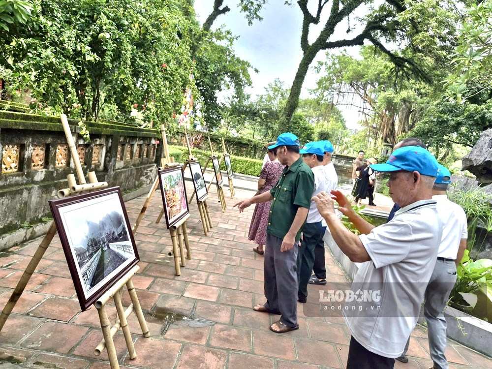 Du khách tham quan Triển lãm ảnh “Di sản Cố đô Hoa Lư – Giá trị lịch sử và bản sắc văn hoá” tại Khu Di tích quốc gia đặc biệt Cố đô Hoa Lư (tỉnh Ninh Bình). Ảnh: Nguyễn Trường