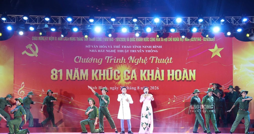 Programa artístico único "81 años de canción triunfante" en el Teatro Pham Thi Tran, distrito de Hoa Lu, provincia de Ninh Binh. Foto de : Nguyen Truong