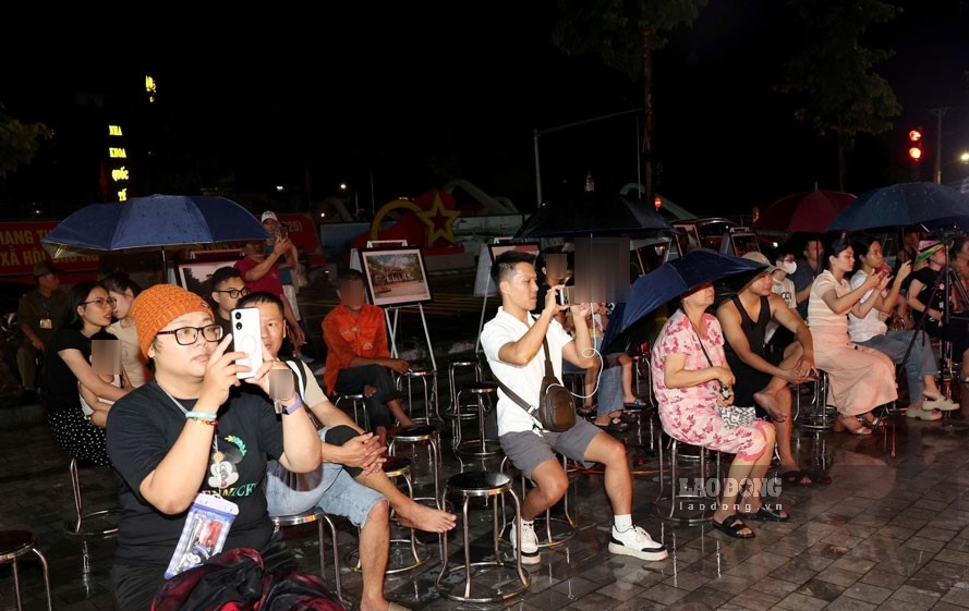 Đông đảo người dân tham gia thưởng thức chương trình nghệ thuật với chủ đề “81 năm khúc ca khải hoàn” tại Nhà hát Phạm Thị Trân. Ảnh: Nguyễn Trường
