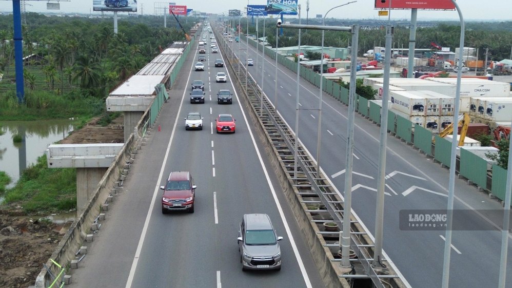 Cao tốc TPHCM - Long Thành - Dầu Giây, đoạn qua địa phận TPHCM, đông phương tiện hướng về đường dẫn cao tốc và nút giao Vành đai 2. Ảnh: Anh Tú