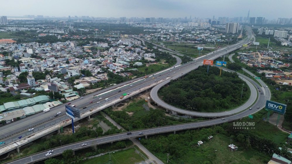 Các phương tiện nối nhau qua khu vực nút giao Vành đai 2 nhưng vẫn duy trì tốc độ lưu thông. Ảnh: Anh Tú