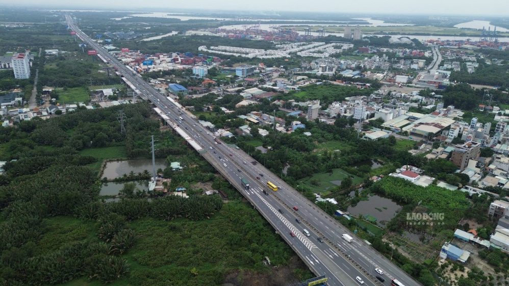  Nhiều người dân lựa chọn trở lại TPHCM sớm sau những ngày về quê, đi du lịch. Ảnh: Anh Tú