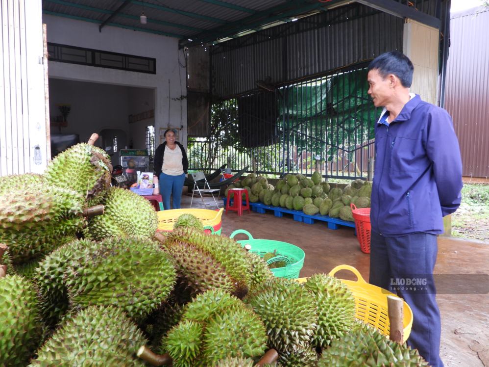 Đại diện Phòng Văn hóa - Xã hội xã Dliê Ya về cơ sở thăm hỏi đời sống của người dân. Ảnh: Lê Duyên