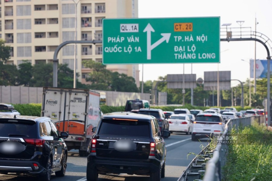 Về cuối giờ chiều lượng phương tiện lại tăng cao. Nhiều phương tiện đi vào làn khẩn cấp để né ùn tắc. Ảnh: Dương Anh