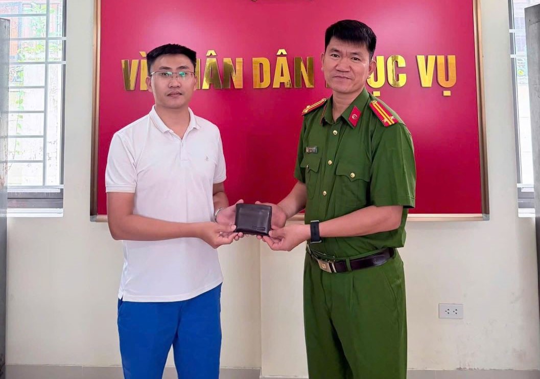Tam Dao Commune Police, Phu Tho hand over property to the loser. Photo: Phu Tho Provincial Police