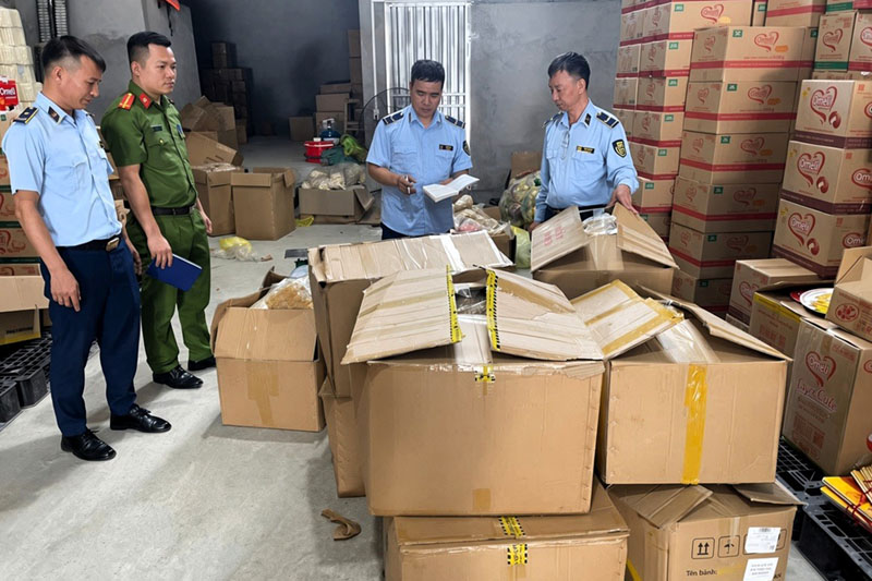 Yen Bai Ward Police (Lao Cai) strengthen coordination with functional forces to inspect and strictly handle violations in food production and business activities to protect the rights and health of the people. Photo: Lao Cai Provincial e-Portal