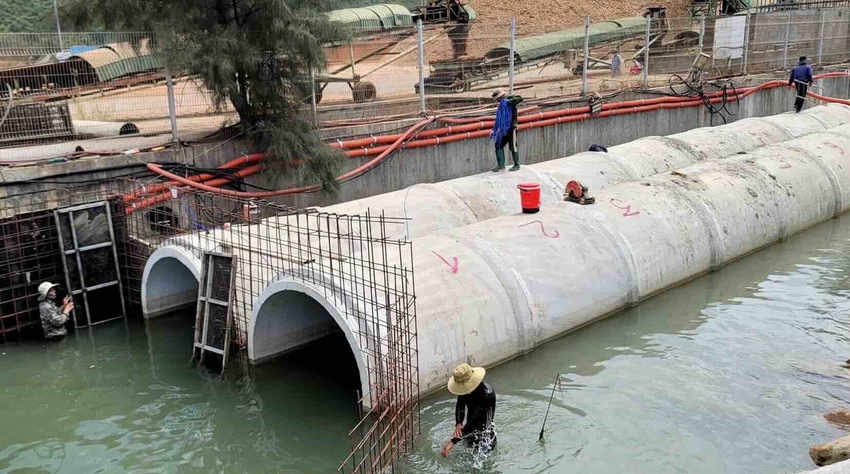 Workers are installing a sewer system to complete the drainage system for the 4th and 5th wharf projects. Photo: Chan May Port.