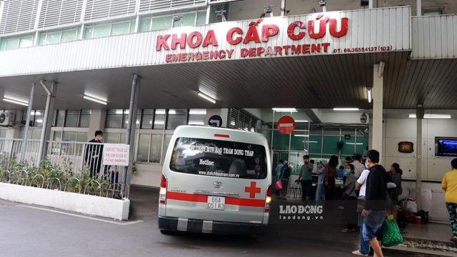 Après que le patient a été transféré à l'hôpital Chợ Rẫy, les médecins ont pratiqué une opération d'urgence dans la nuit. Photo: Nguyễn Ly