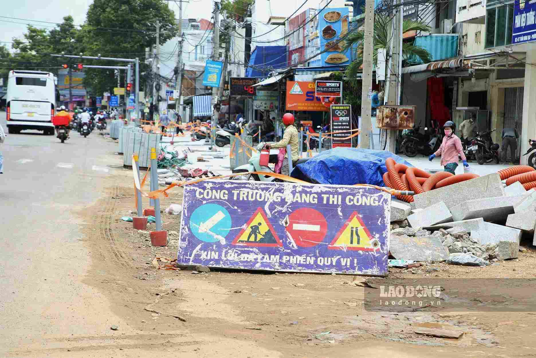 Khu vực thi công được rào chắn, đặt biển cảnh báo để bảo đảm an toàn giao thông. Ảnh: Phúc Khánh 