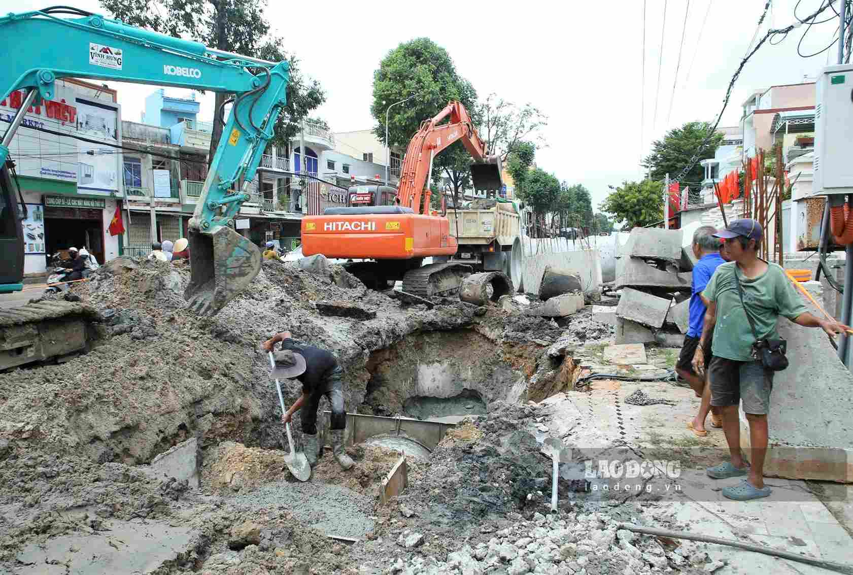 Đơn vị thi công huy động nhân lực, phương tiện thi công xuyên lễ 2.9 tại đường Trần Hưng Đạo (phường Phan Thiết). Ảnh: Phúc Khánh 