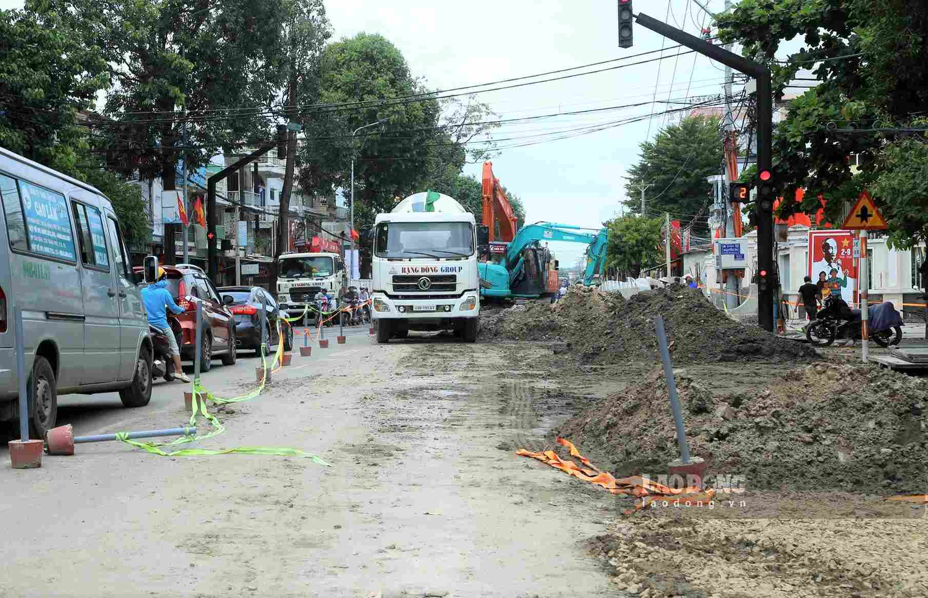 Cùng với việc triển khai thi công, các đơn vị còn có nhiệm vụ bảo đảm an toàn giao thông để người dân, du khách đi lại. Ảnh: Phúc Khánh 
