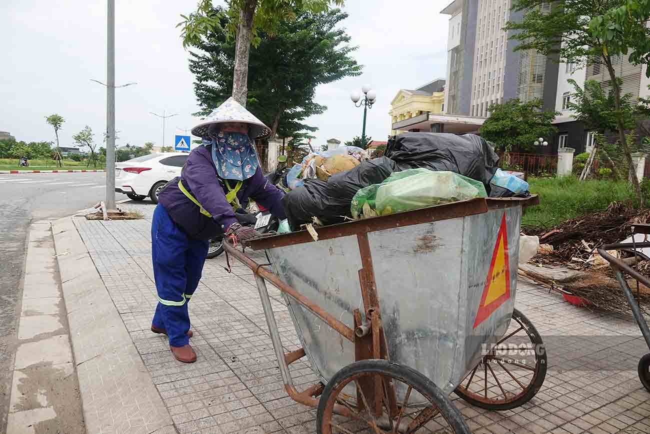 Chị Huệ đã có 27 năm làm công nhân môi trường. Ảnh: Trần Tuấn