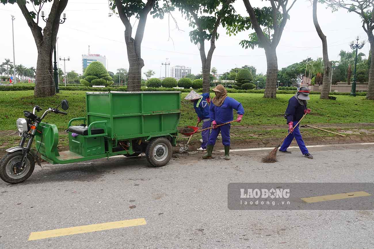 Female environmental workers in Ha Tinh work throughout the holiday. Photo: Tran Tuan