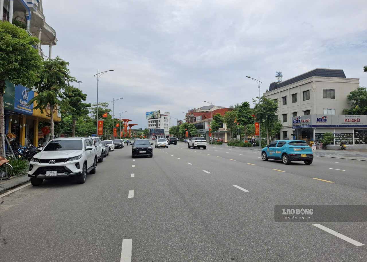 Phố phường ở Hà Tĩnh sạch đẹp nhờ công sức làm việc xuyên lễ của công nhân môi trường. Ảnh: Trần Tuấn