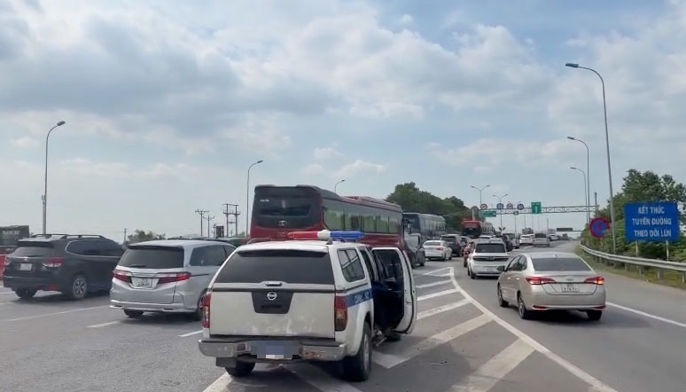Traffic police forces divert and regulate traffic for vehicles going against traffic on the Cao Bo - Phap Van expressway. Photo cut from clip: Traffic Police Department