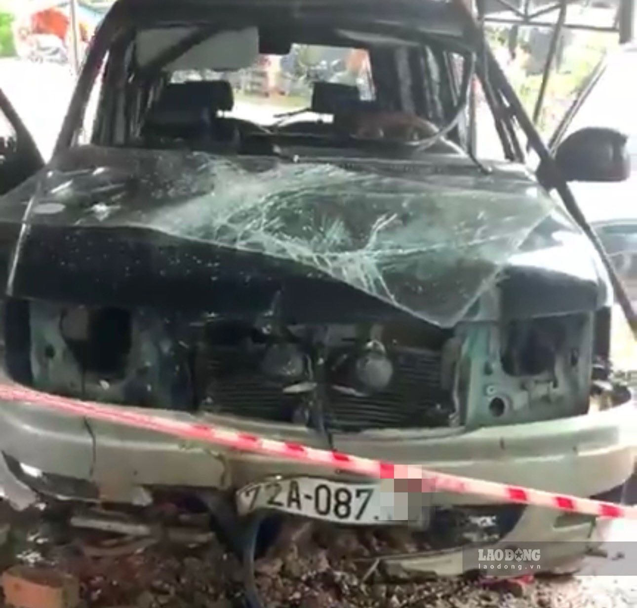 Scene of car crashing into people's yard. Photo: Pham Duy